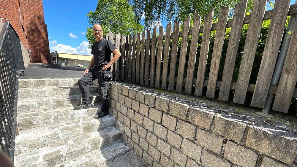 Medarbetare visar stenlagd trappa i Arboga