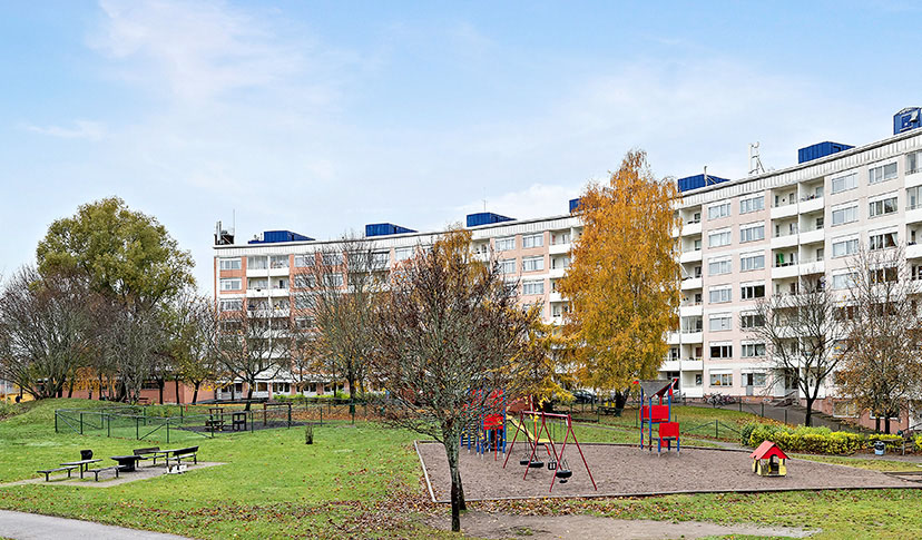 Gård utanför Victoriahems hyreslägenheter i Märsta