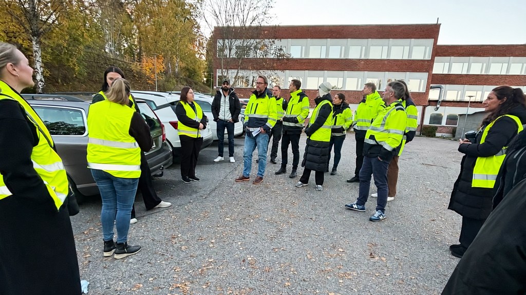 Deltagare samlas under en trygghetsvandring i Ronna i Södertälje.