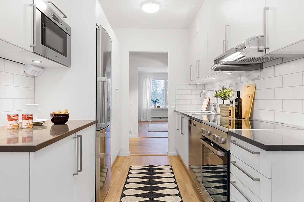 En modern lägenhet med ett topputrustat och möblerbart kök som är tillgänglig för uthyrning i Bro