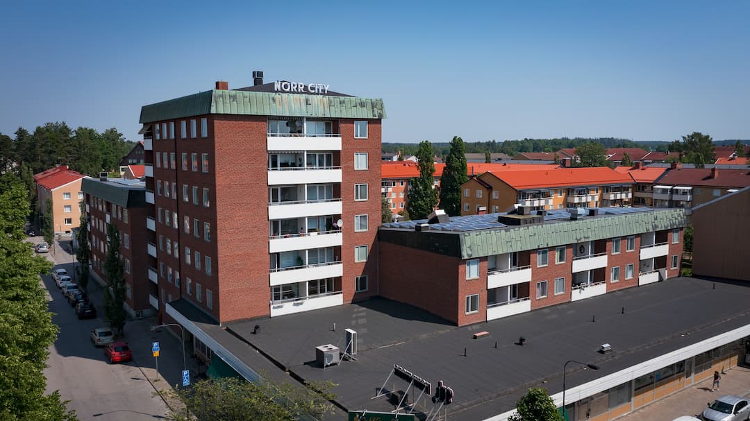 Hyresfastighet i centrala Katrineholm där vi investerat i solceller, bergvärme, ventilationen, tilläggsisolerade tak för att minska vår energiförbrukning. 