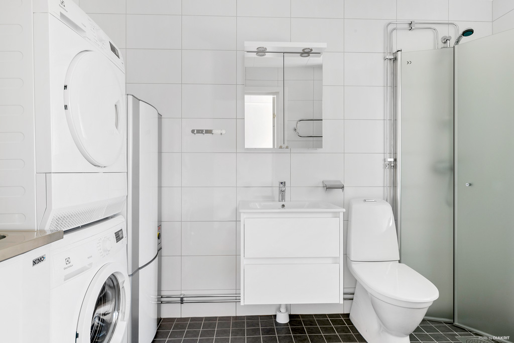 Nybyggd vindslägenhet med helkaklat badrum och topputrustat kök tillgänglig för uthyrning i centrala Kristianstad.