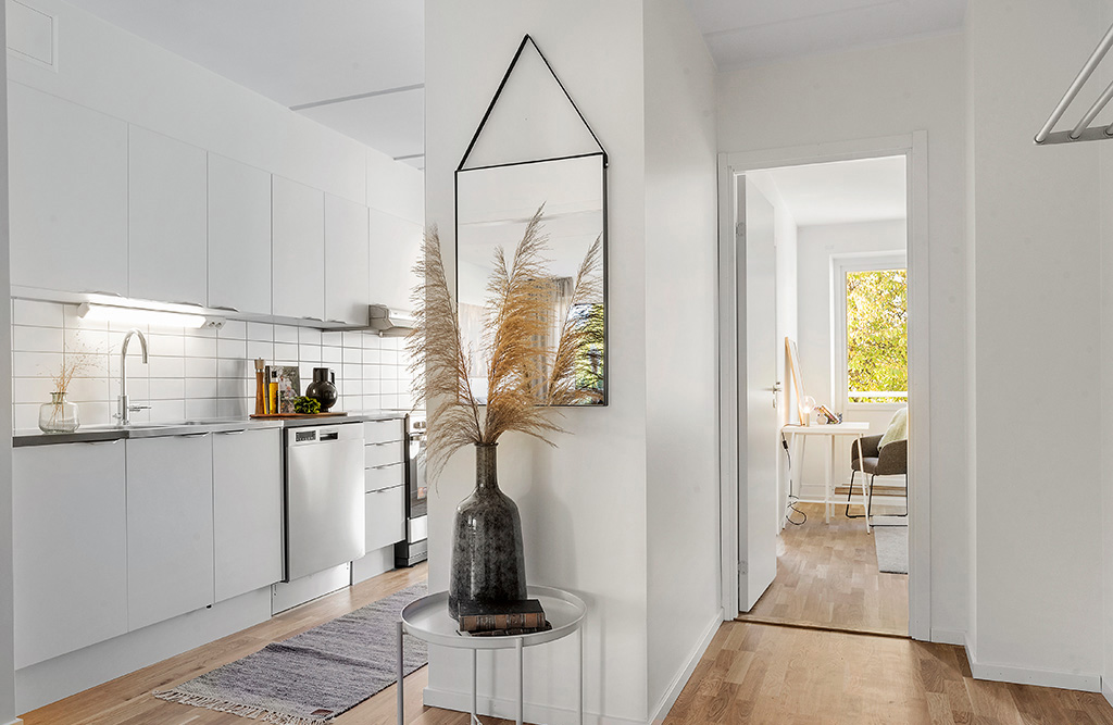 Kök och möblerbar hall tillhörande modern lägenhet i Järna - Uthyres.