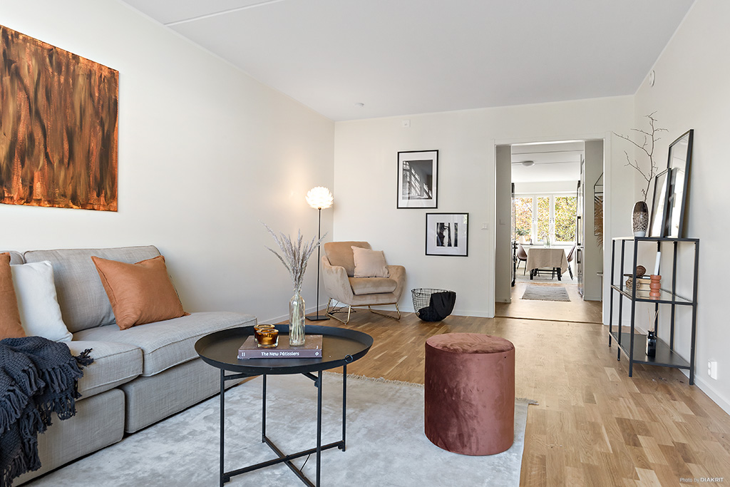 Ett välplanerad vardagsrum med härligt ljusinsläpp tillhörande modern lägenhet med topputrustat kök och helkaklat badrum som är tillgänglig för uthyrning i Katrineholm.