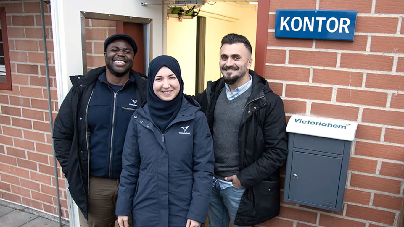 Tre medarbetare hälsar våra hyresgäster välkomna till det nya områdeskontoret i Bergsjön, Göteborg.