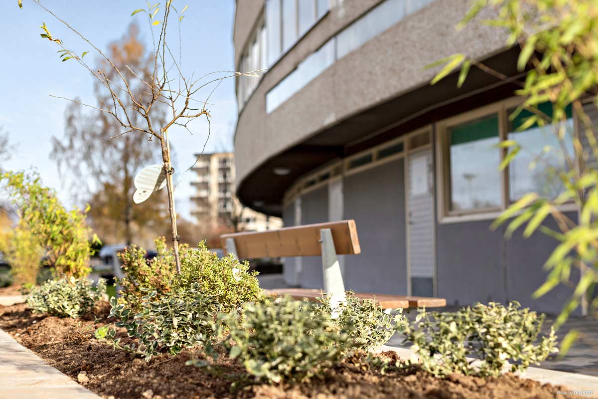 Bänk utanför en ledig hyreslägenhet i Karlskrona