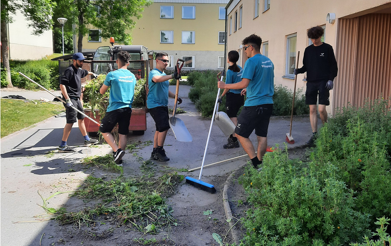 Sommarjobbare städar och gör det fint i bostadsområdet i Eskilstuna