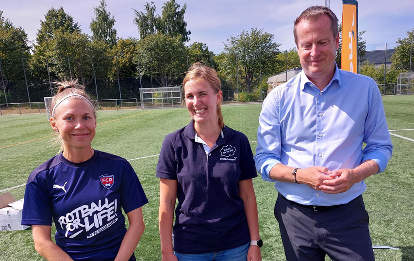 Anders Ygeman på besök under Summercamp i Malmö med FC Rosengård.
