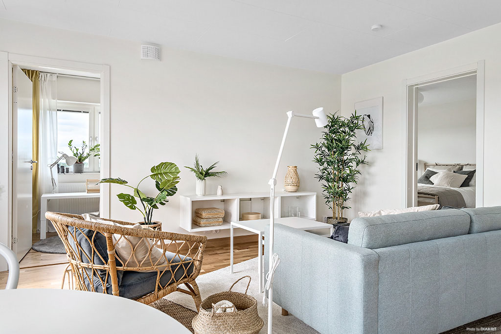 Möblerat vardagsrum med härligt ljusinsläpp tillhörande modern lägenhet i Landskrona - Uthyres.