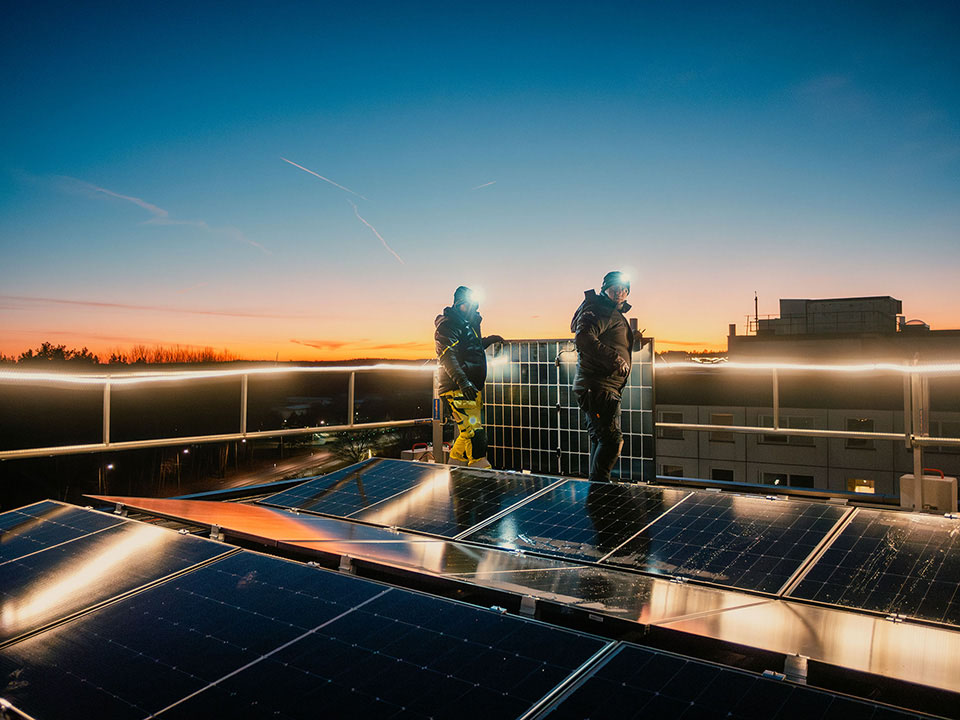Installation av solceller på 25 tak i Jordbro, Haninge kommun.