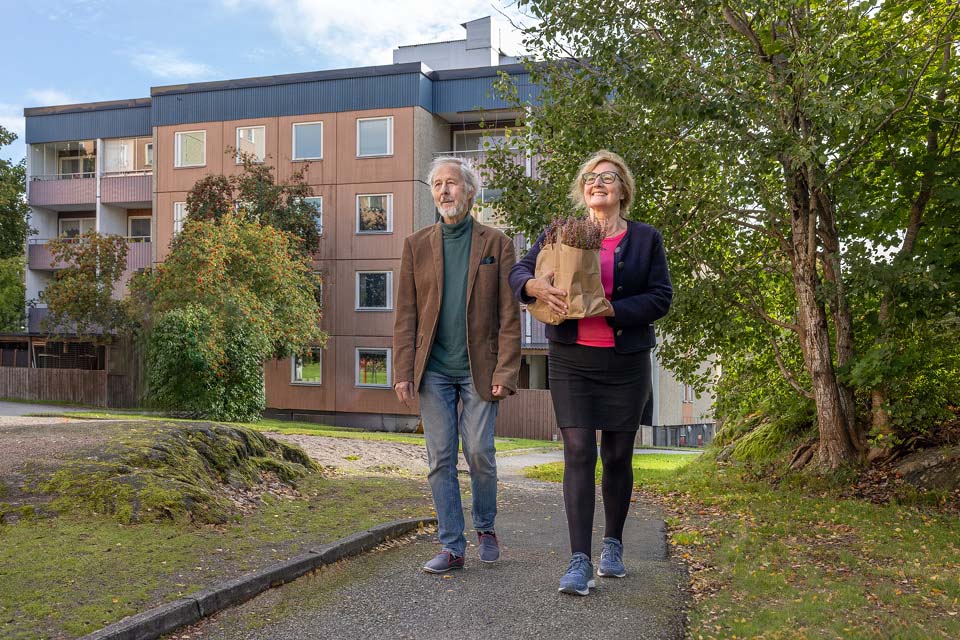 Ett äldre par som promenerar i bostadsområde i Jordbro. 