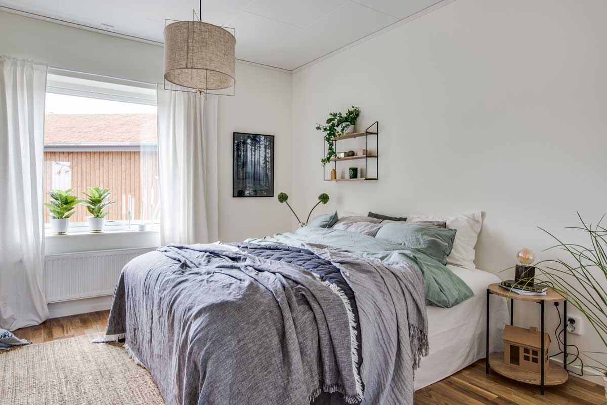 Ett sovrum tillhörande modern lägenhet som är tillgänglig för uthyrning i Göteborg.