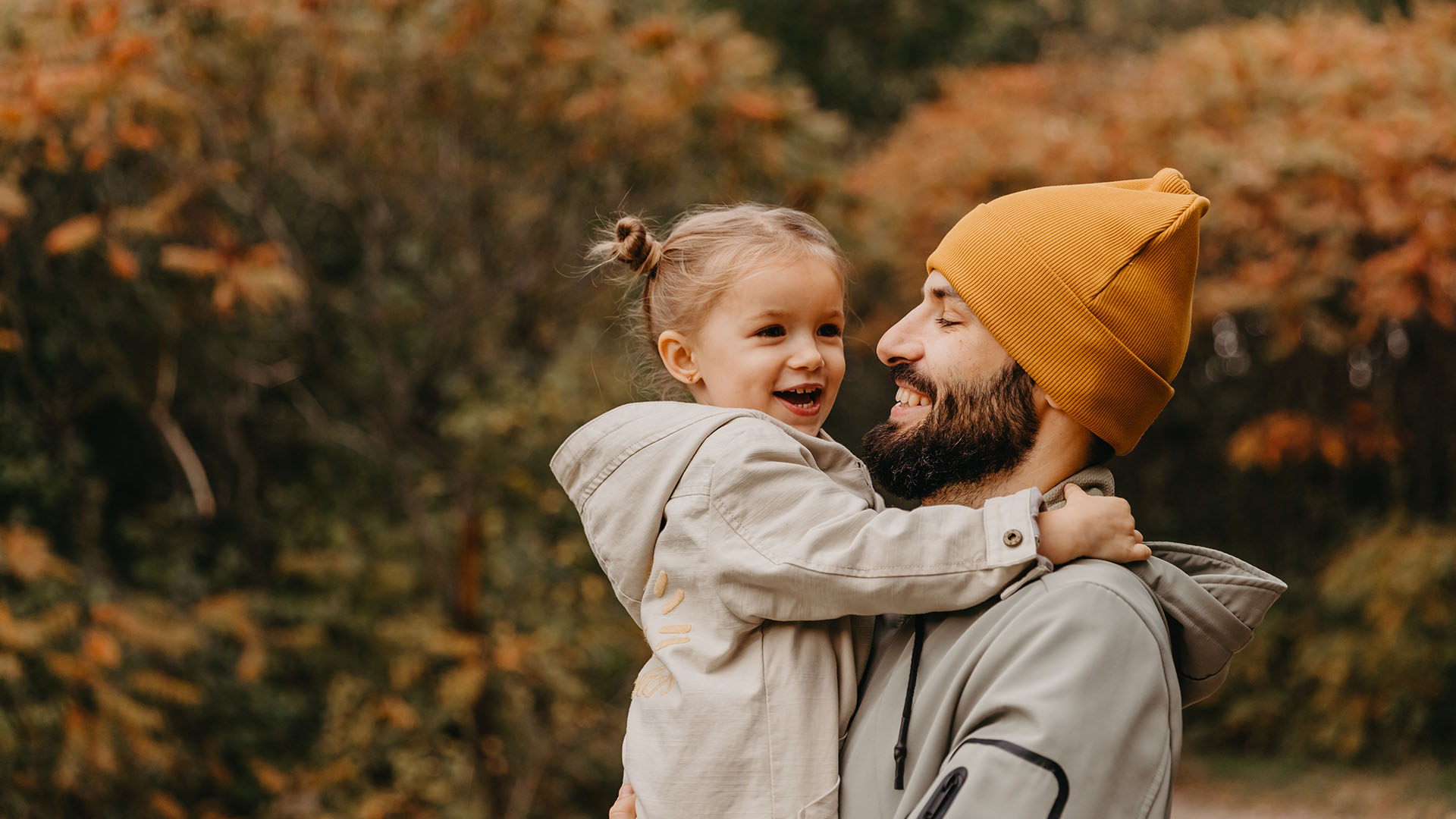 Far och dotter utomhus höst