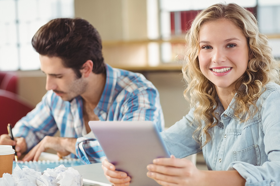 Två studenter som pluggar