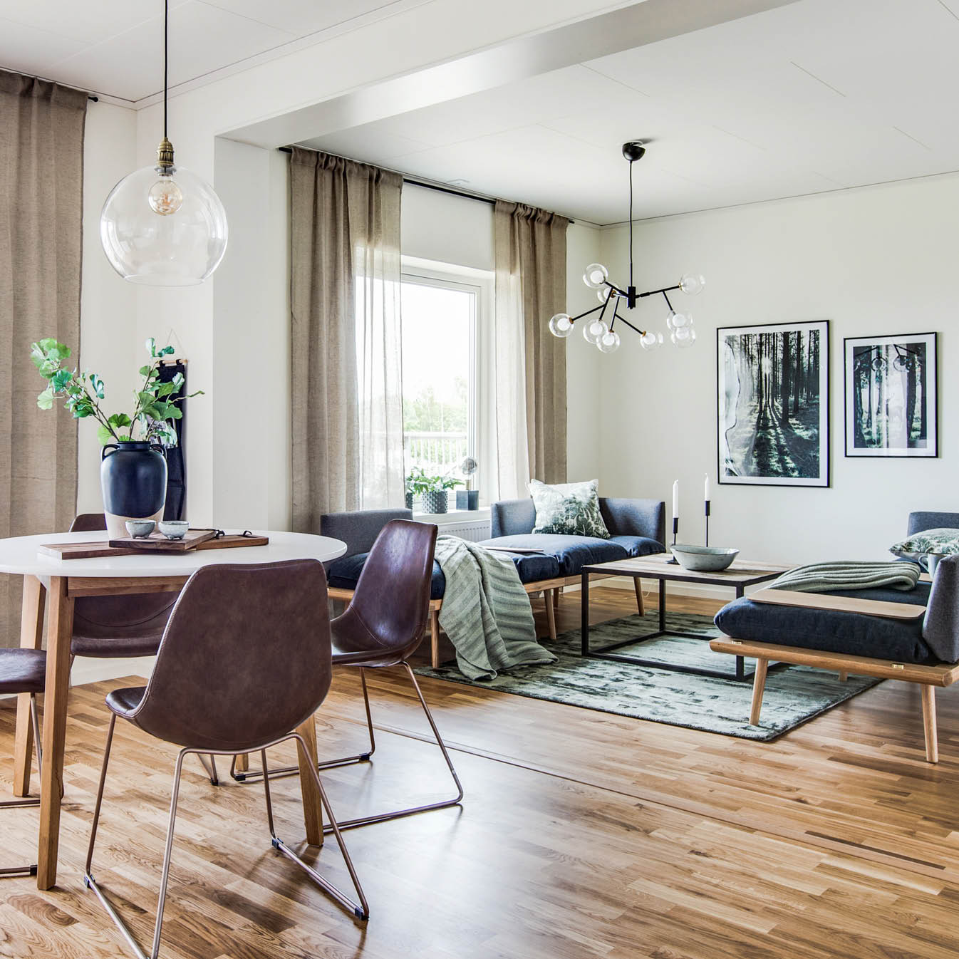 Möblerat vardagsrum och kök tillhörande modern lägenhet hos Victoriahem