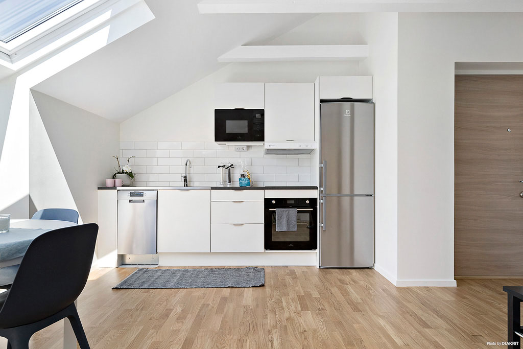 Modern vindslägenhet med topputrustat kök och öppen planlösning i centrala Kristianstad - Uthyres.