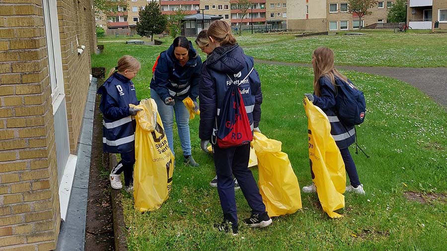 Vi plockar skräp tillsammans med skolelever - För ett rent Malmö.