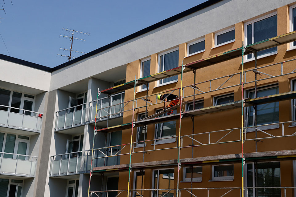 Bostadshus med byggställning för fönsterbyte