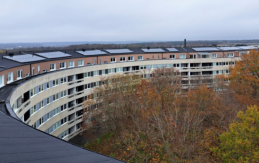 Översiktsbild på nyinstallerade solceller på taket på bostadshus med lägenheter tillgänglig för uthyrning i Karlskrona