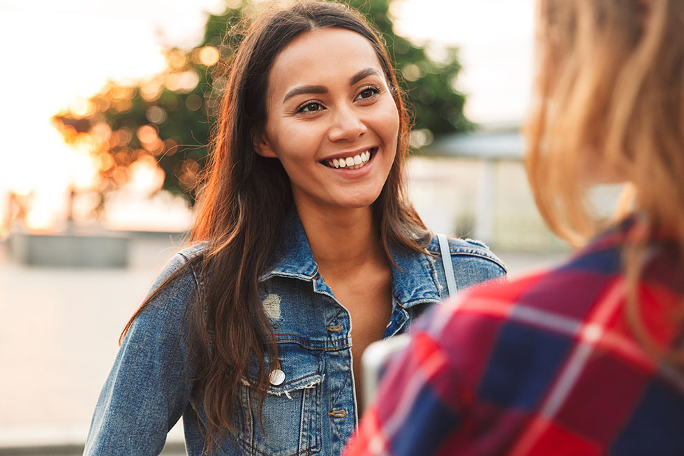 Två studenter pratar